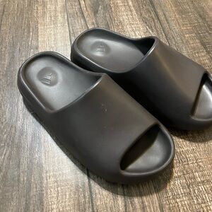 YEEZY SLIDES BUNDLE